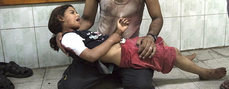 Una bambina palestinese ferita durante gli scontri 