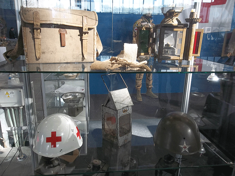Alcuni oggetti esposti alla fiera di Pordenone: un elmetto, una borsa, una lanterna,