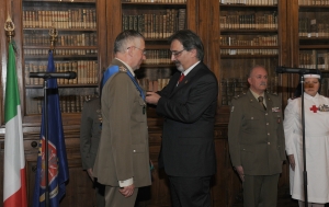 L'Avvocato Rocca appone la medaglia d'oro sull'uniforme del Generale Graziano