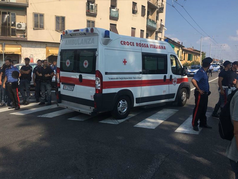 Una delle tante ambulanze sul posto, coordinate dalla centrale 118