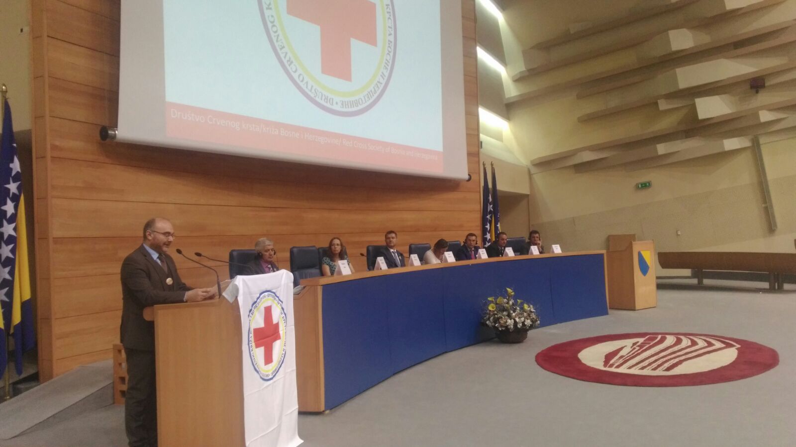 Il Vicepresidente della CRI, Rosario Valastro, ha partecipato oggi a Sarajevo all’inaugurazione della sede della Croce Rossa Bosniaca, parzialmente rinnovata anche grazie al supporto della Croce Rossa Italiana, che ha contribuito con due finanziamenti.