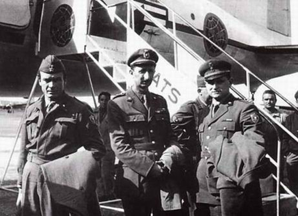 Il caporale Giovanni Rovai, il tenente Cesare Novello e  il sottotenente Gianluigi Ragazzoni all’imbarco del volo per il Giappone