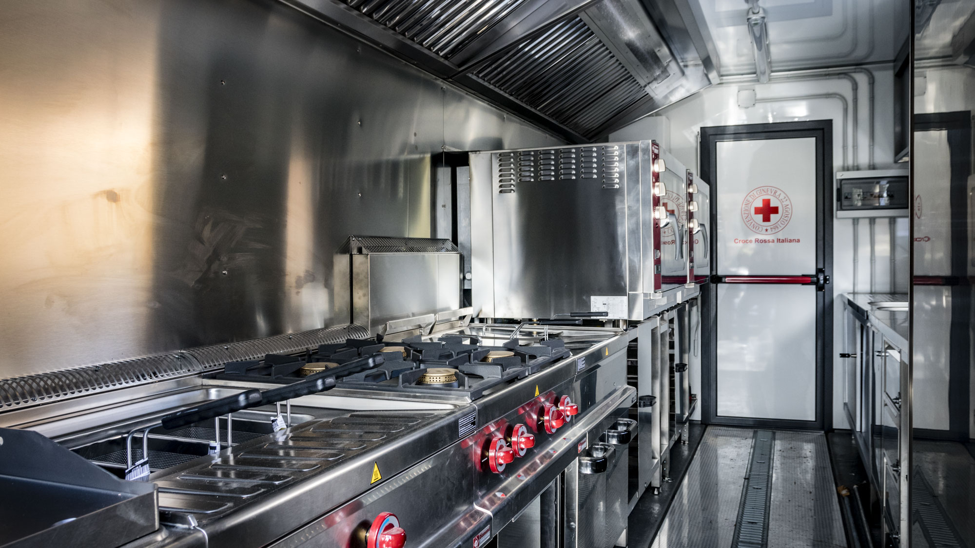 “In prima Linea Insieme a Voi”: la nuova cucina mobile in grado di preparare fino a 500 pasti all’ora 