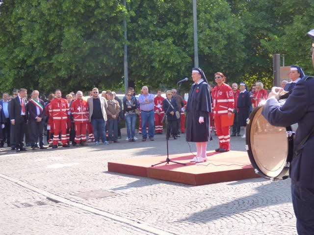 Il saluto durante la festa per i 130 anni della Croce Rossa di Verona