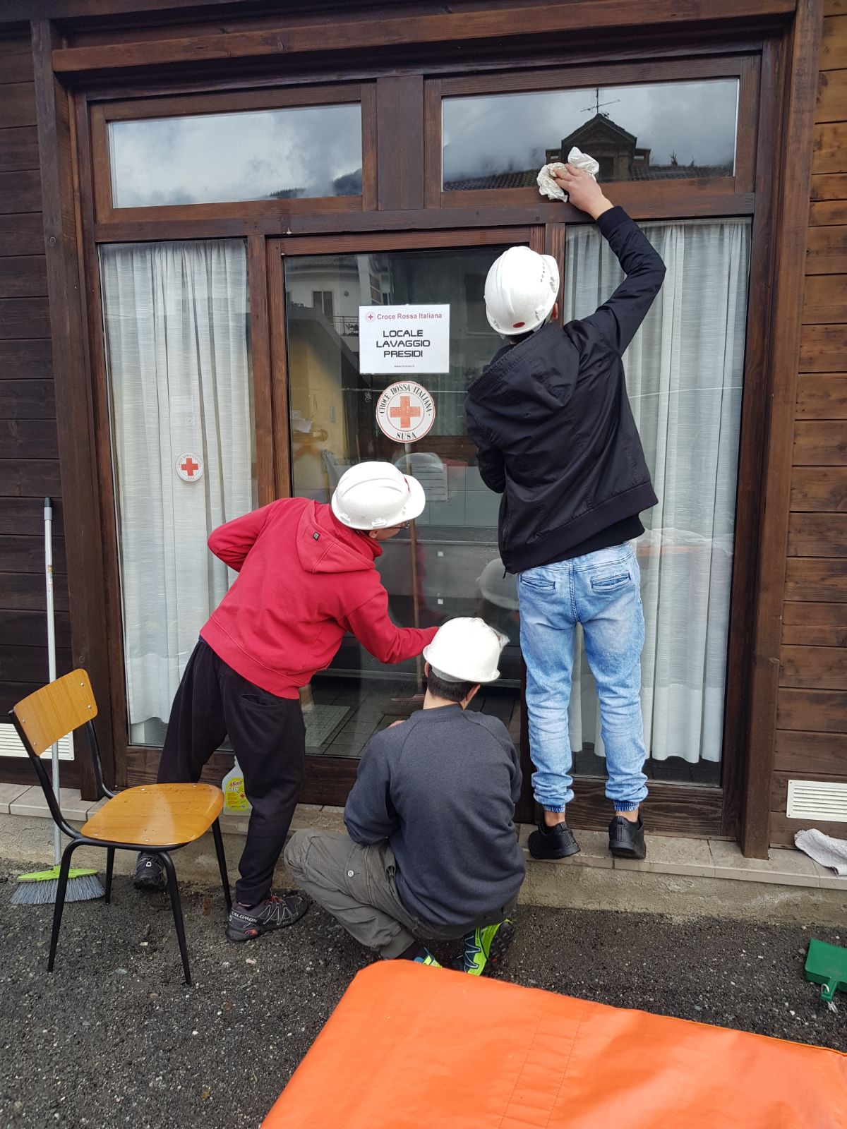 Nella foto Edoardo, Luca e Klajdi impegnati in un’attività presso la sede CRI.