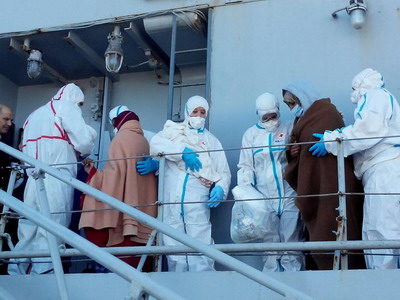 Volontari CRI con migranti a bordo di nave Libra