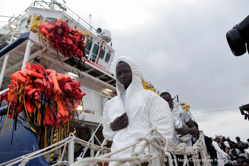 Una donna scende dalla nave Responder di Moas. Foto: Yara Nardi - Croce Rossa Italiana