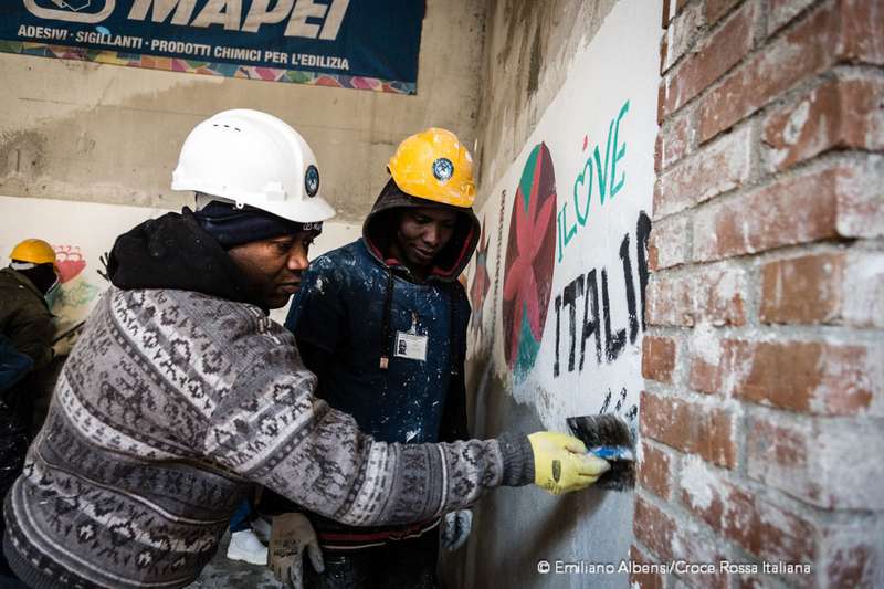 Ragazzi migranti inseriti nei corsi di formazione al lavoro impegnati in attività da muratori