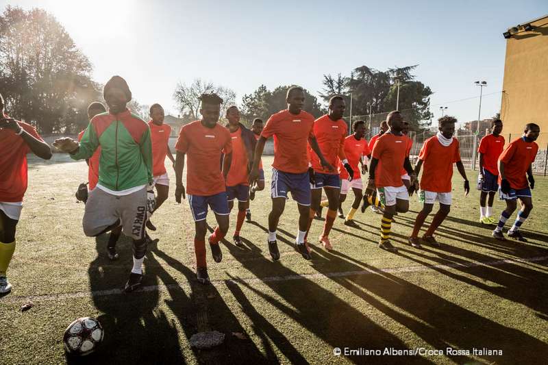 Gli allenamenti della squadra di calcio dilettantistica del centro accoglienza migranti gestito dalla Croce Rossa a Bresso