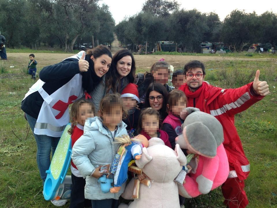 Volontari CRI di Bari con bambini del campo Rom