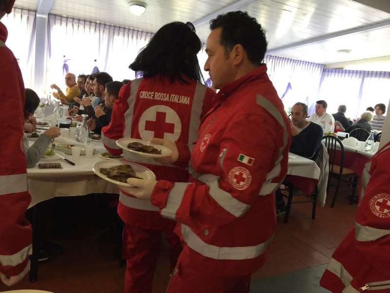 Grigliata solidale per i terremotati: volontari Croce Rossa distribuiscono i piatti