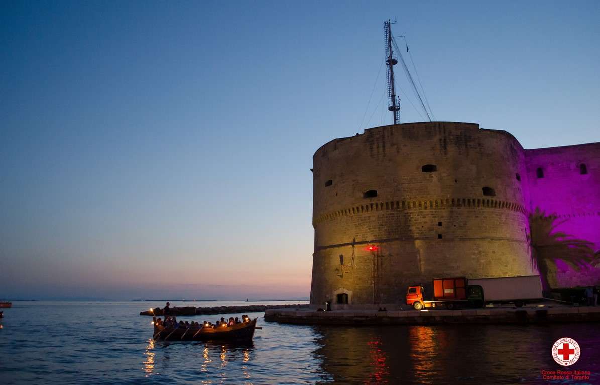 La fiaccolata sul mare promossa dalla Croce Rossa di Taranto per la Giornata Mondiale del Rifugiato 2017