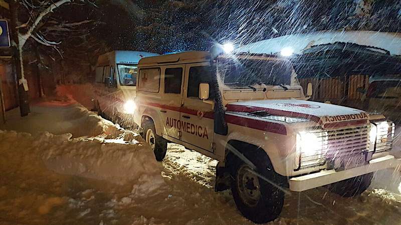 Mezzi di Croce Rossa viaggiano di notte sotto la neve per raggiungere le zone colpite dal terremoto nel Centro Italia