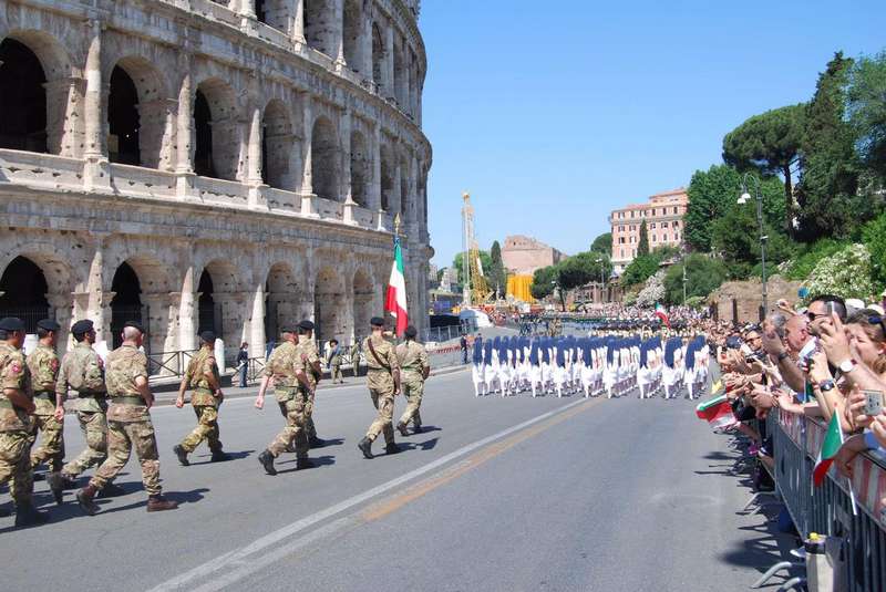 Il Corpo Militare e le Infermiere Volontarie sfilano davanti al Colosseo