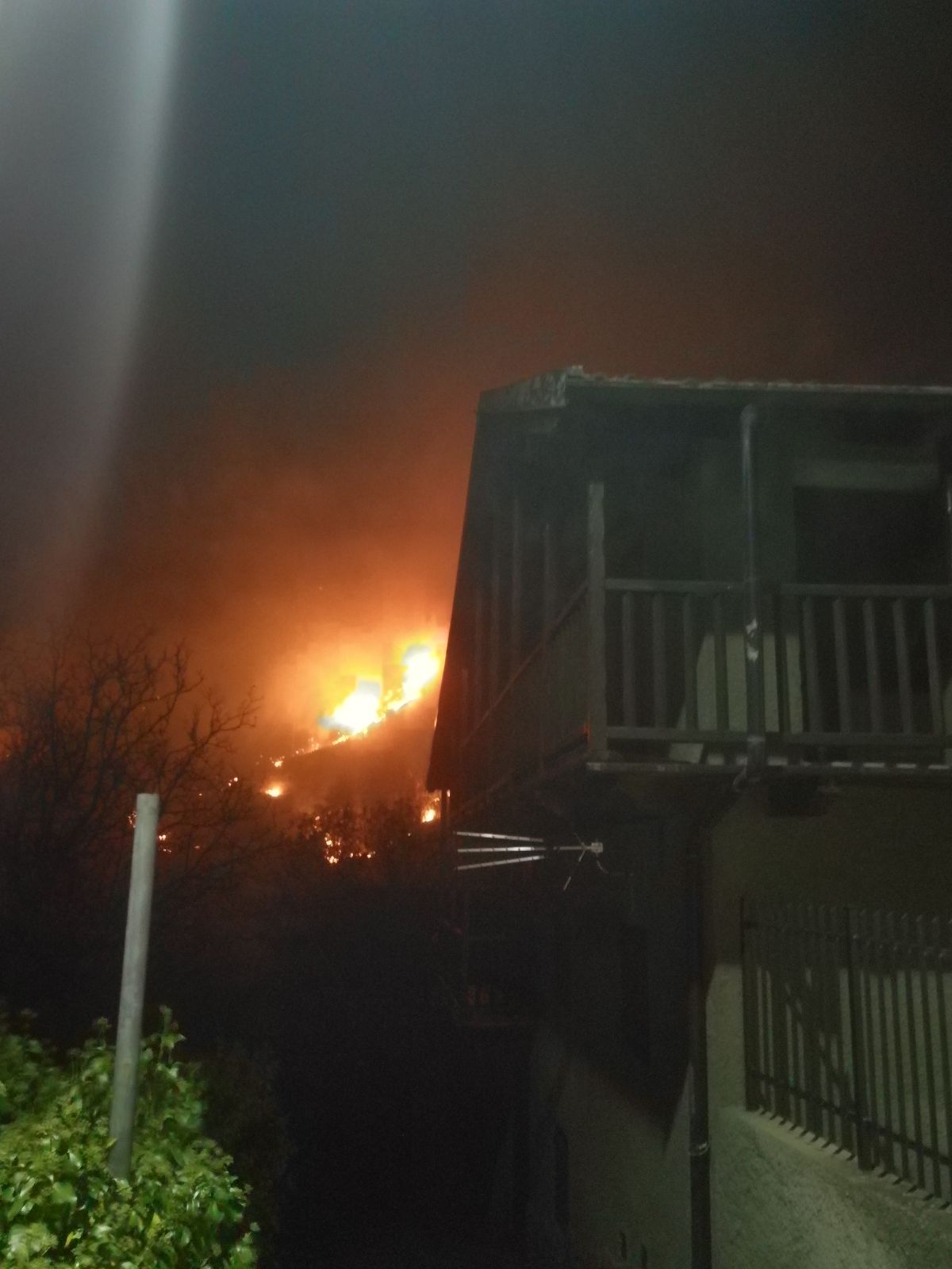 Ancora incendi in Piemonte: i volontari della Croce Rossa assistono le centinaia di persone evacuate