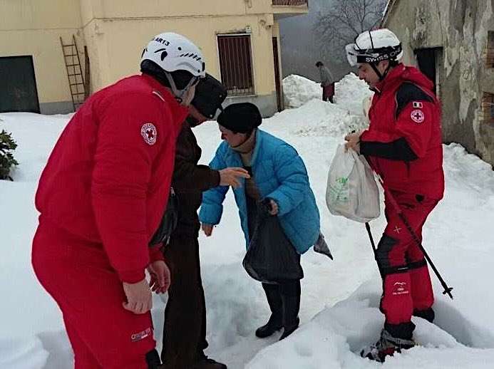 Operatori e volontari di Croce Rossa portano viveri e medicinali alle persone rimaste isolate a causa dell'emergenza neve in Centro Italia