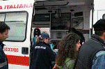 Volontari vicini all'ambulanza