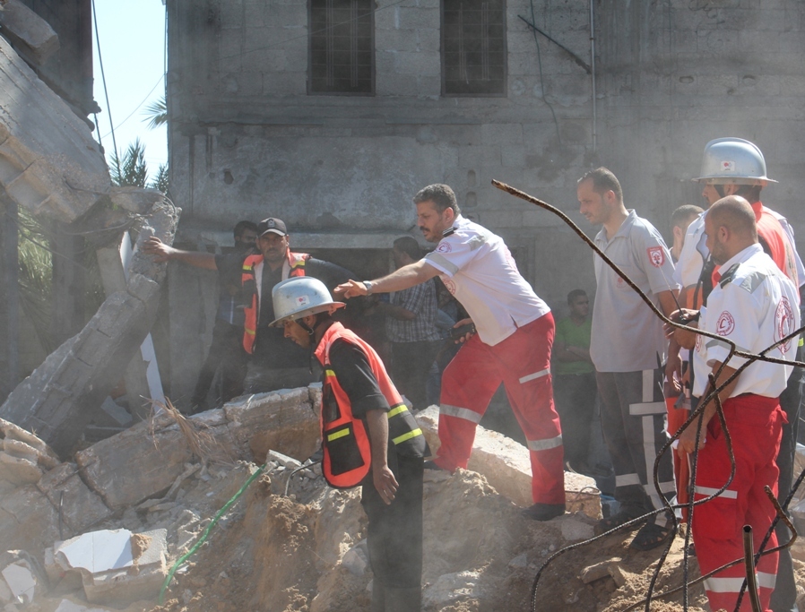 I volontari della Mezzaluna Rossa Palestinese in servizio a Gaza 