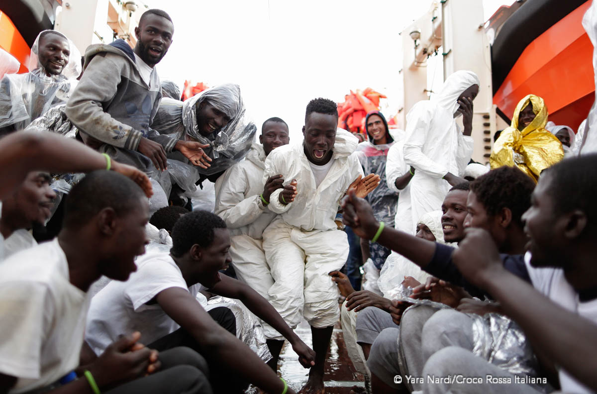 Ragazzi migranti festeggiano la fine del lungo viaggio che li ha portati in Italia. Foto: Yara Nardi - Croce Rossa Italiana