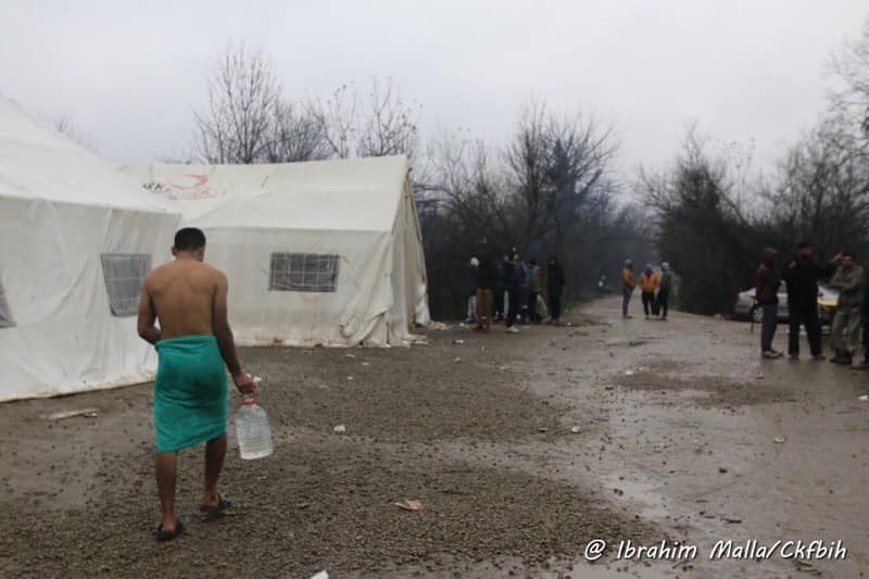 Freddo, condizioni igieniche scarse, sono alcuni dei gravi problemi con cui sono costretti a vivere i profughi