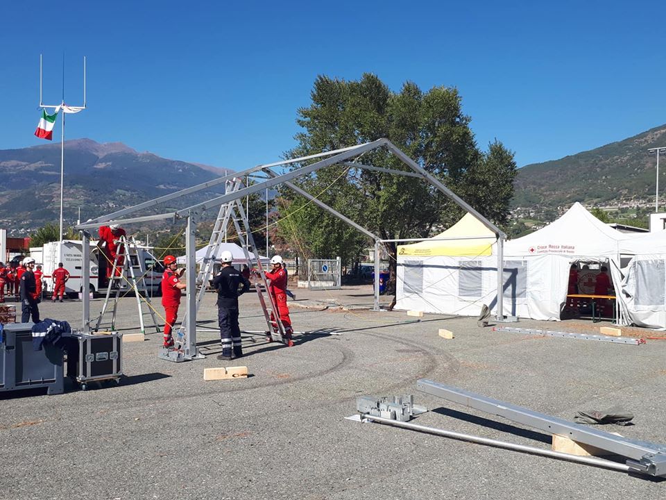 Volontari all'opera nella preparazione del campo extra provinciale in Val d'Aosta