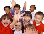 Immagine di Bambini con le mani aperte verso l'alto