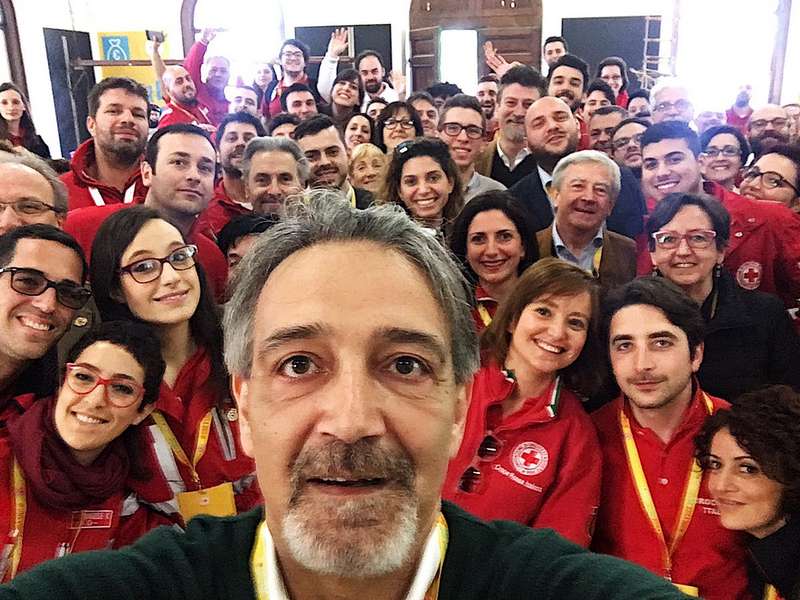 Il presidente della CRI Francesco Rocca in un selfie con i partecipanti a One Voice, giornate dell'Advocacy, Fundraising e Comunicazione della Croce Rossa Italiana