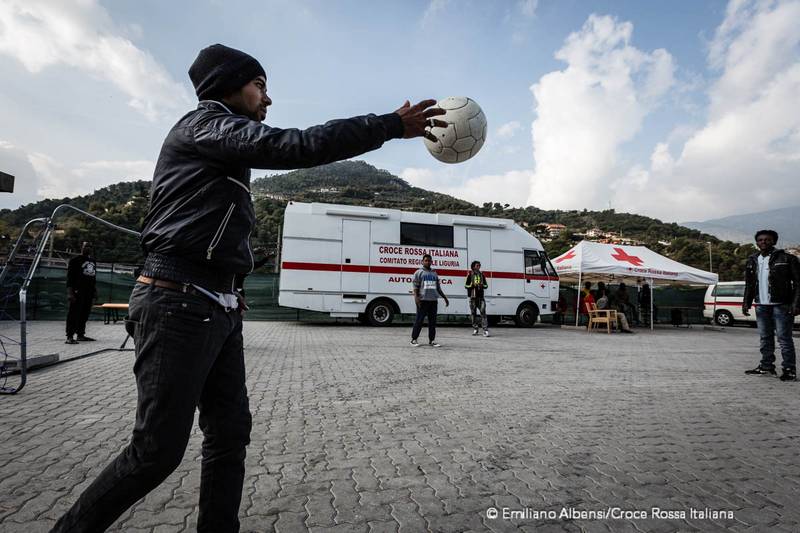 Campo Roya di Ventimiglia: i ragazzi giocano a calcio