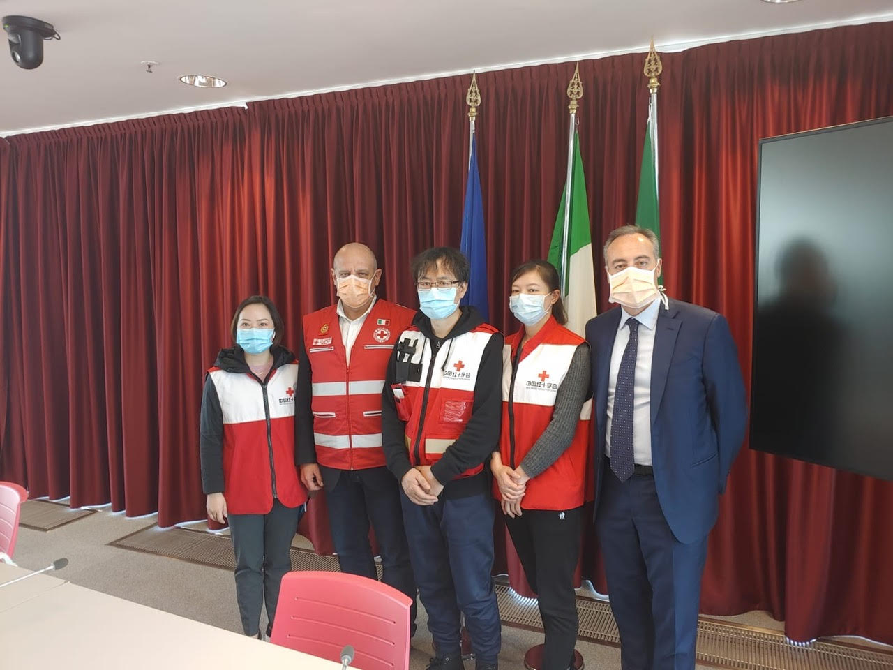 Vicepresidente della Croce Rossa cinese Sun Shuopeng e il suo team insieme ad Antonio Arosio e Giulio Gallera