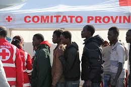 migranti in fila allo sbarco 