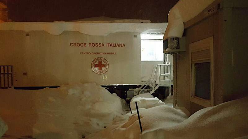 Il centro operativo mobile di Croce Rossa circondato da cumuli di neve. Continua l'emergenza maltempo nelle zone colpite dal terremoto nel Centro Italia