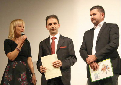 Stefania e Silvio Cavarero col presidente della “Famija Monregaleisa”, Enrico Natta