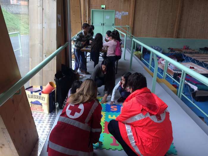 Volontari e operatori CRI giocano con i bambini delle zone terremotate