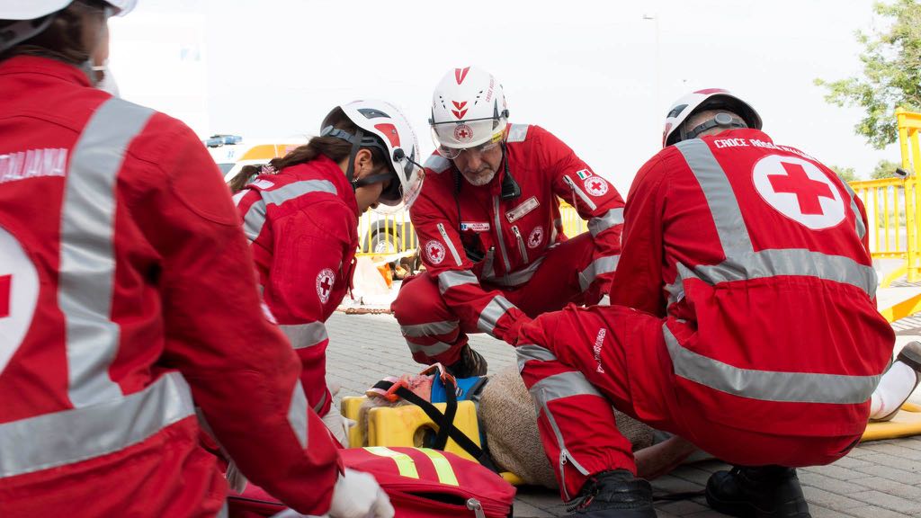 Operatori della Croce Rossa Italiana assistono un traumatizzato