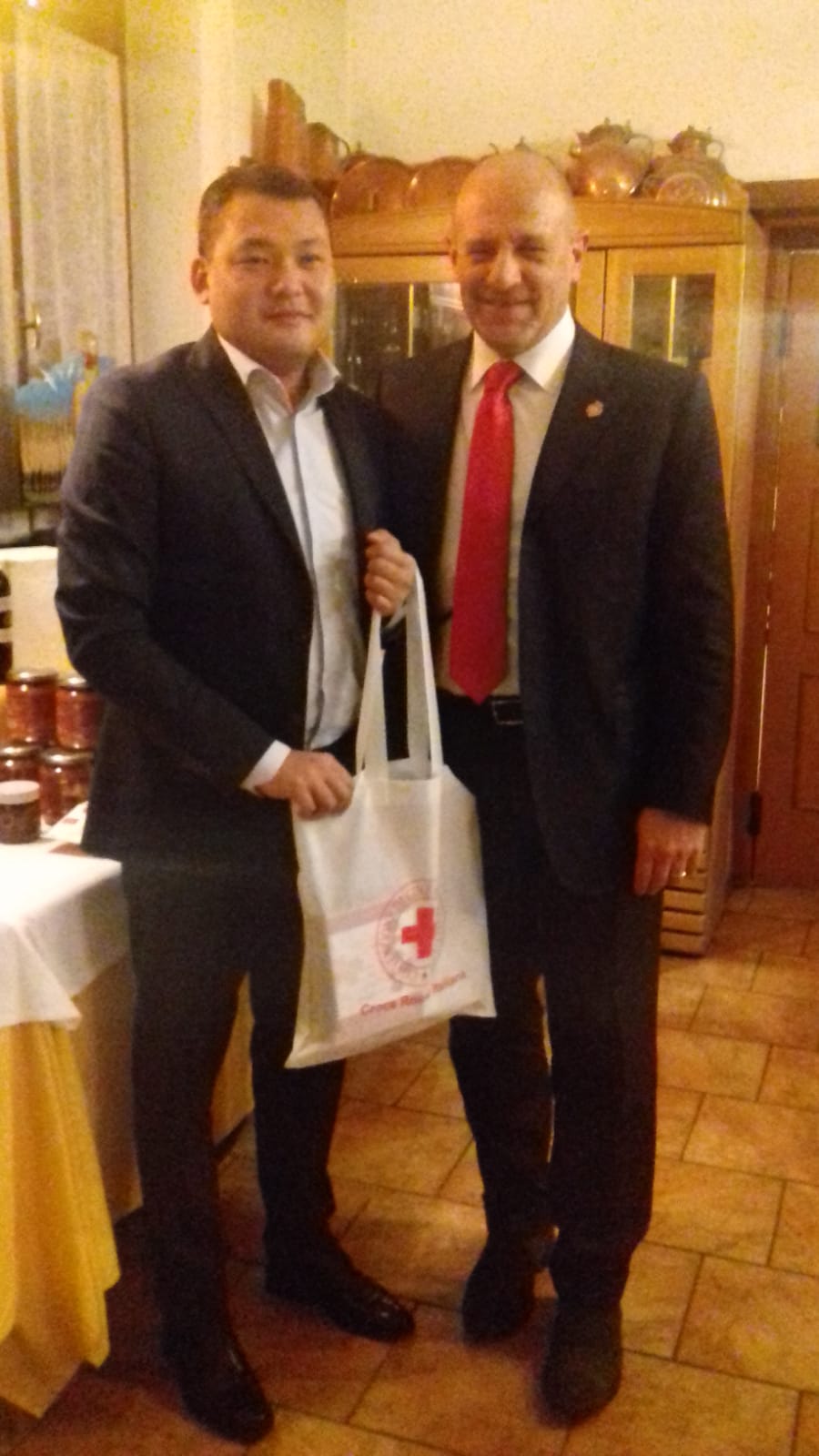 Il Presidente della Mezzaluna Rossa Kirghisa Azamat Baialinov con il Presidente Antonio Arosio