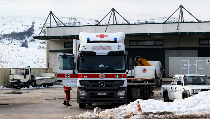 Emergenza terremoto Centro Italia e neve: al Polo Croce Rossa di Avezzano operatori preparano uno dei mezzi coinvolti nelle operazioni di assistenza alla popolazione