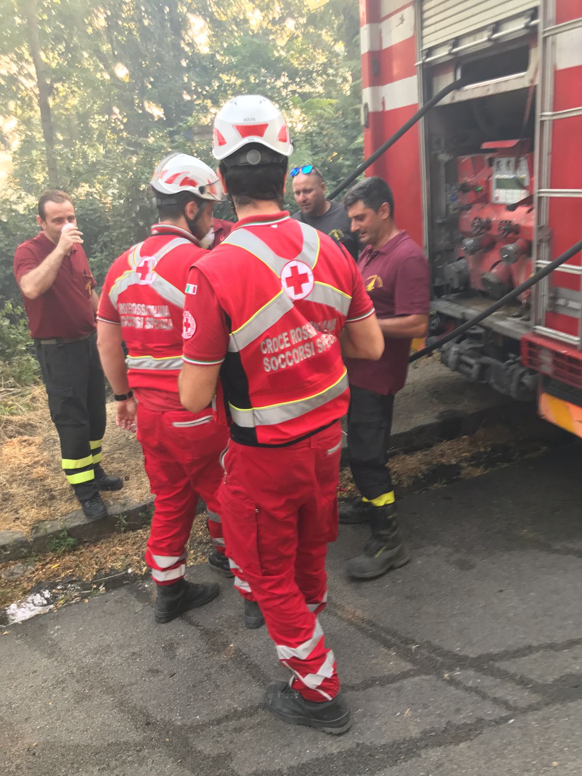 A Ercolano e Torre del Greco i volontari della Croce Rossa Italiana sono impegnati nella distribuzione di acqua, sali minerali, biscotti e latte a tutti gli operatori impegnati nel servizio antincendio.