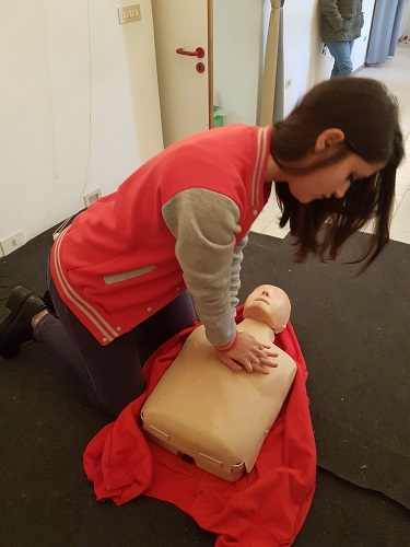 Una delle prove sostenute dai volontari della Croce Rossa di Caltanissetta: esercitazione sul primo soccorso