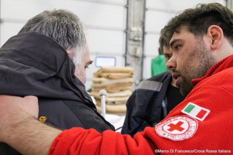 Volontario croce rossa rassicura un cittadino colpito dal terremoto . Foto: Marco Di Francesco, Croce Rossa Italiana