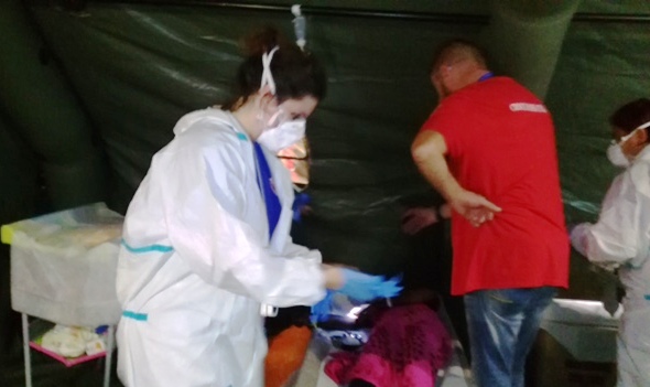 Infermiere Volontarie e Volontari CRI durante le operazioni di assistenza sanitaria ai migranti.