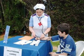 Una infermiera volontaria misura la pressione ad un bambino partecipante all'evento Roma 19 maggio 2012, Una Infermiera Volonatria impegnata nella misurazione della pressione ad un piccolo partecipante