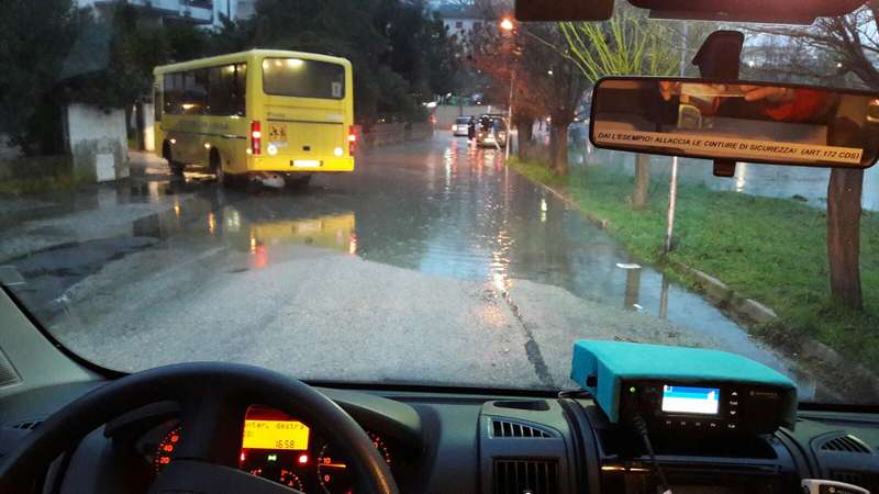 la pioggia che continua a cadere incessante, ripresa da uno dei mezzi del comitato Croce Rossa di Spoltore (Pescara)