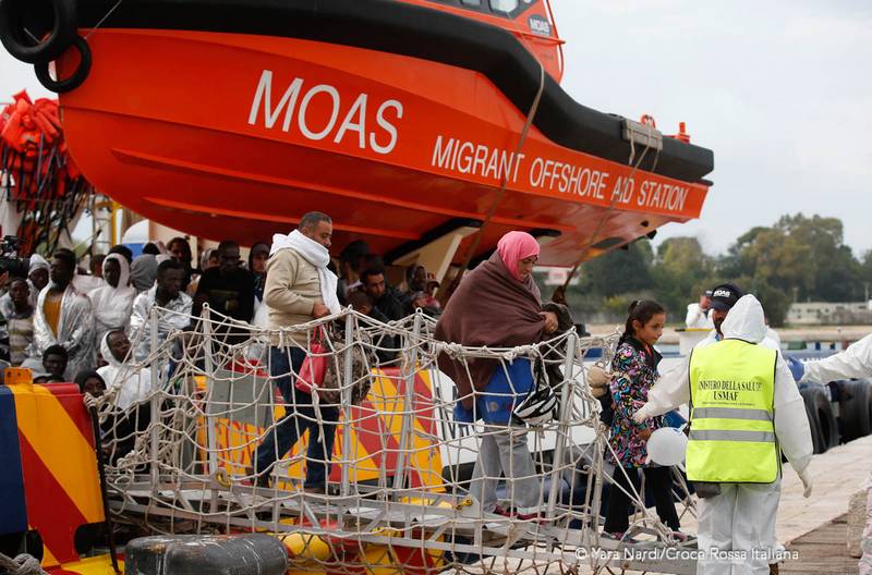 Migranti lasciano la nave Responder. Sono finalmente salvi. Foto: Yara Nardi - Croce Rossa Italiana