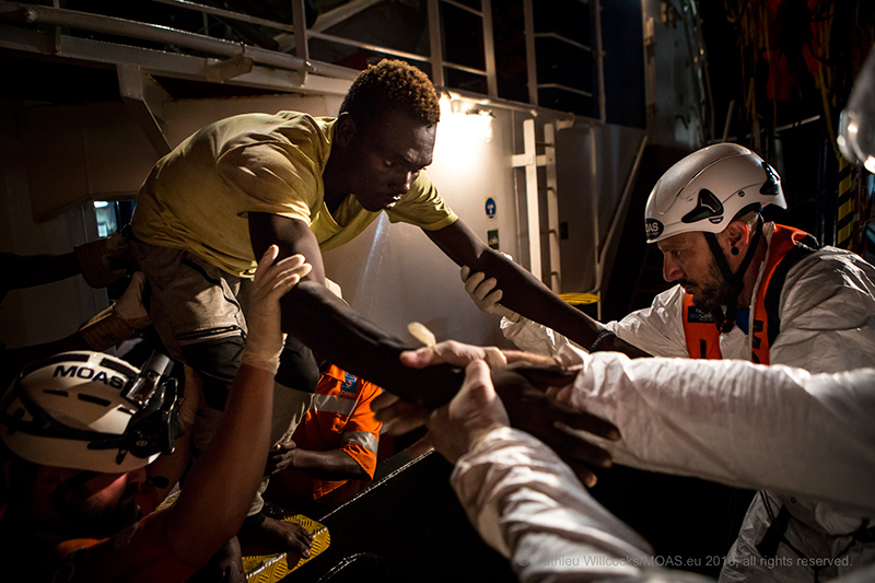 Operazione MOAS CRI operatori aiutano un migrante © Mathieu Willcocks/MOAS.eu 2016, tutti i diritti riservati