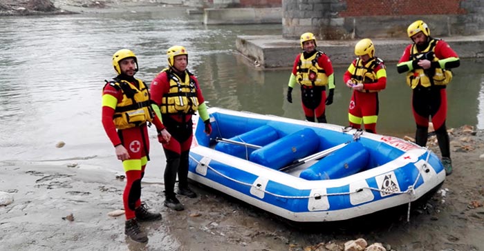 Gli Operatori Polivalenti del Salvataggio in Acqua della Croce Rossa di Cuneo impegnati a scandagliare il letto del fiume Tanaro