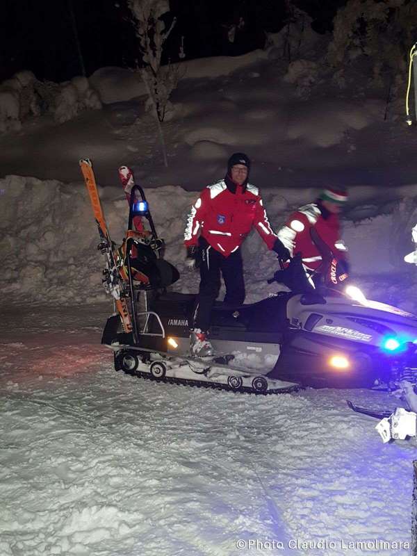 Emergenza neve 2017: Volontari e operatori di Croce Rossa cercano di raggiungere le persone rimaste isolate in motoslitta