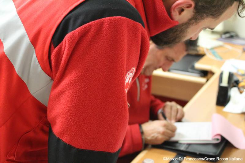 Volontari e operatori CRI impegnati nell'assistenza alle vittime del sisma del 26 ottobre. . Foto: Marco Di Francesco, Croce Rossa Italiana