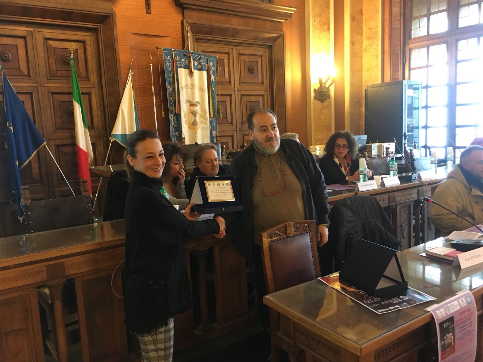 La consegna della targa al Presidente CRI Puglia, Ilaria Decimo