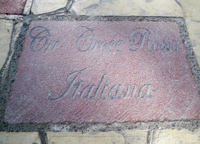 La pietra recante l'incisione "Croce Rossa Italiana" collocata sulla Strada del Millennio per la Pace 
