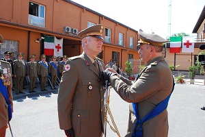 L'Ispettore Nazionale consegna la medaglia d'Oro al merito CRI al Maresciallo Maggiore Roberto Morgia